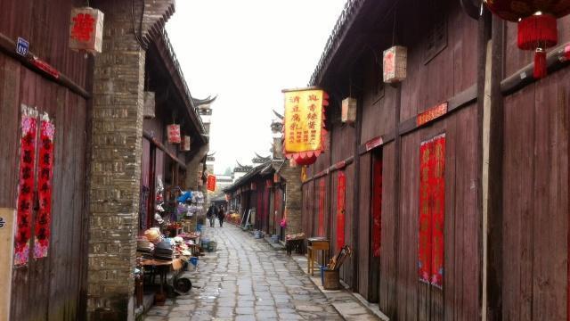 2011年湖南老妇刚下葬，其儿子连续几天梦见，挖坟开棺后吓坏众人